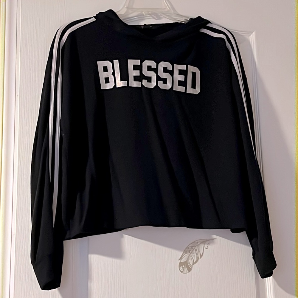 It’s long sleeve and could be used as a crop top or a normal shirt.